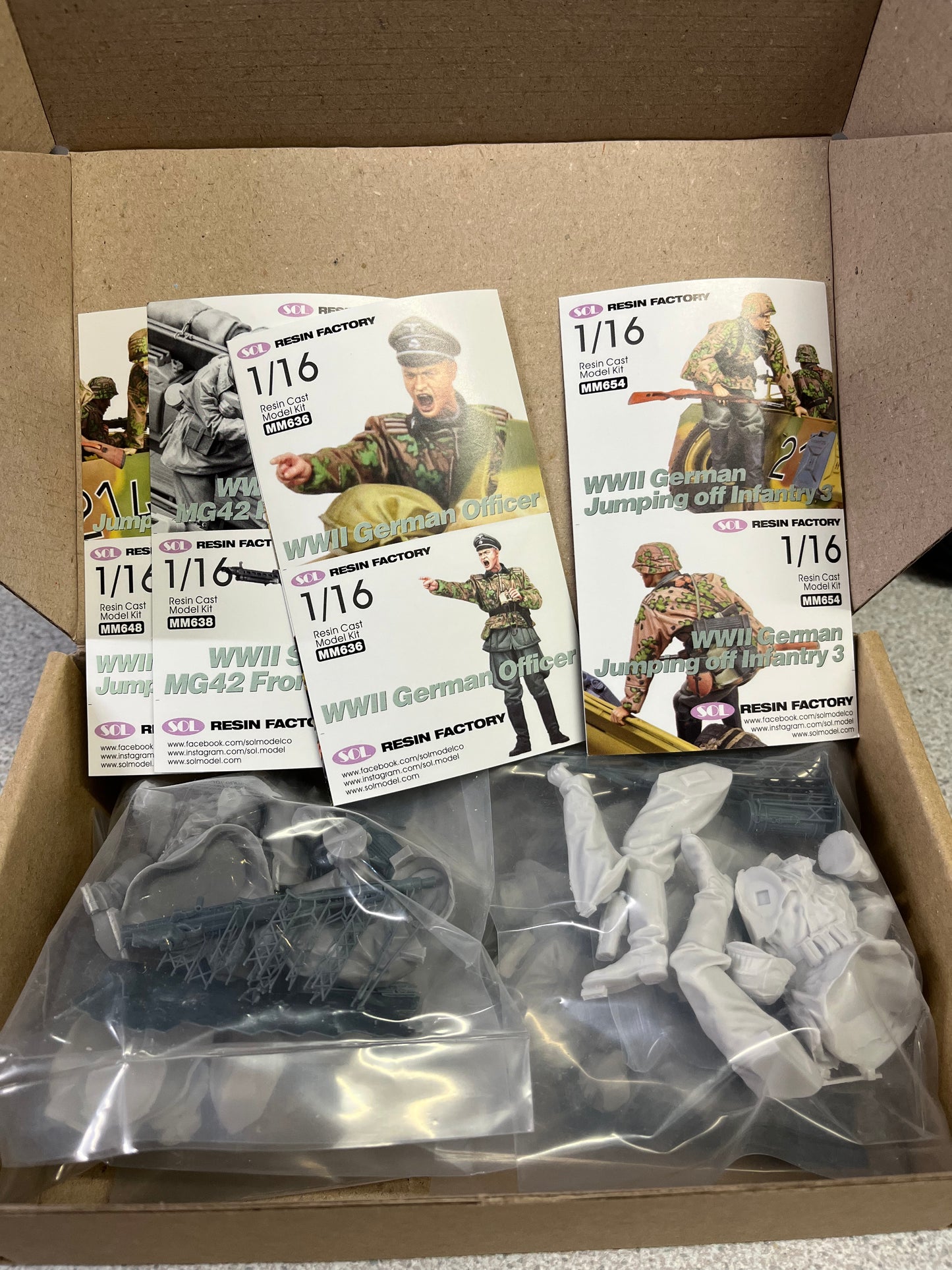 *Pre-Owned* SOL Resin Factory MM656 WWII Sd.Kfz.251 Crew 1:16
